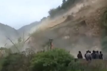 На Прикарпатті пекельний  зсув відрізав село від цивілізації - дорогу засипало тоннами землі
