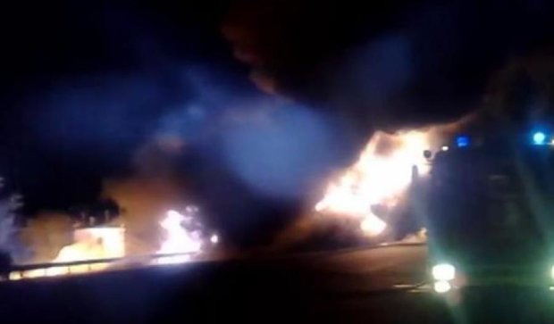 На трассе Киев-Харьков перевернулся и загорелся бензовоз (видео)