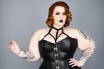 Найбільша модель plus-size похизувалась татуйованим тілом