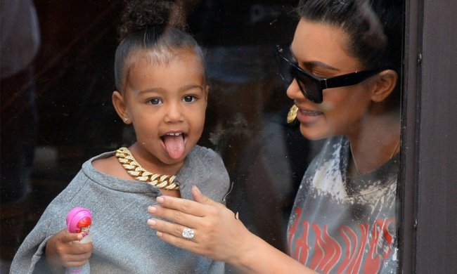 Кардашьян натягнула штору для душу і розмалювала дочку: фото