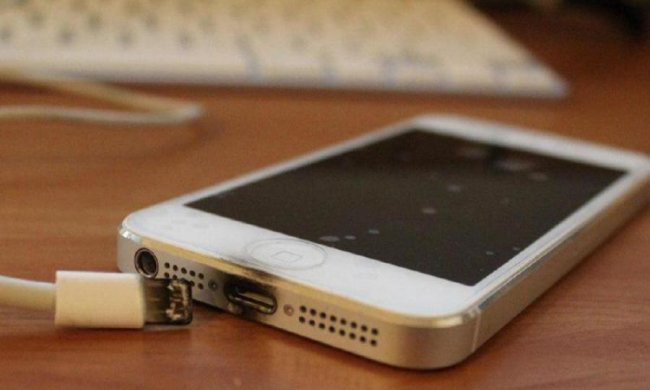 Вчені убезпечили мобільні акумулятори дорогоцінним камінням