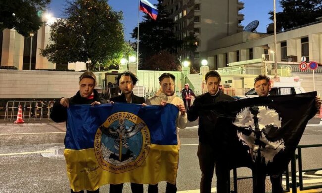 Ми скрізь. Люди в масках Буданова пікетували російське посольство у Японії (ФОТО)