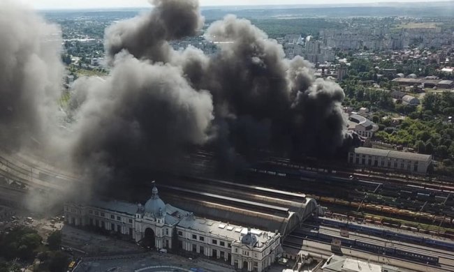 Надпотужну пожежу на львівському вокзалі нарешті загасили: кадри постапокаліпсису