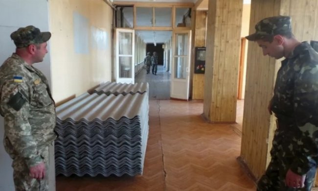 Бойцы АТО ремонтируют школу обстреляного Луганского (фото)