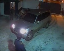 Пьяные военные заметают следы после аварии (видео)