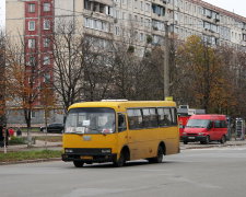 Не вдалося "проскочити": київська маршрутка завалила позашляховик на узбіччя, є постраждалі