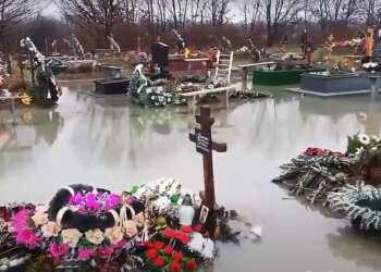 Свежие могилы под действием непогоды, скриншот: Facebook