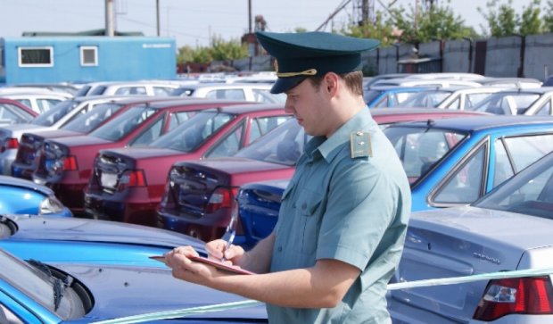 Украинцам разрешили не растамаживать автомобили