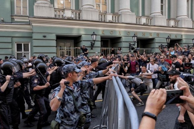 В 2019 Россию захлеснут массовые беспорядки, и Донбасс перестанет быть важным, - эксперт