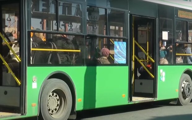 В Киеве выпустили автобус для экстремалов с дырой под ногами: "Новый аварийный выход"