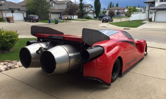 Изобретатель установил реактивные двигатели на копию Ferrari