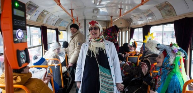 Женщины с Донбасса привели козу на киевский Подол: пели и радовались все