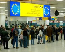 Проблеми з паспортами: українцям порадили не їздити за кордон