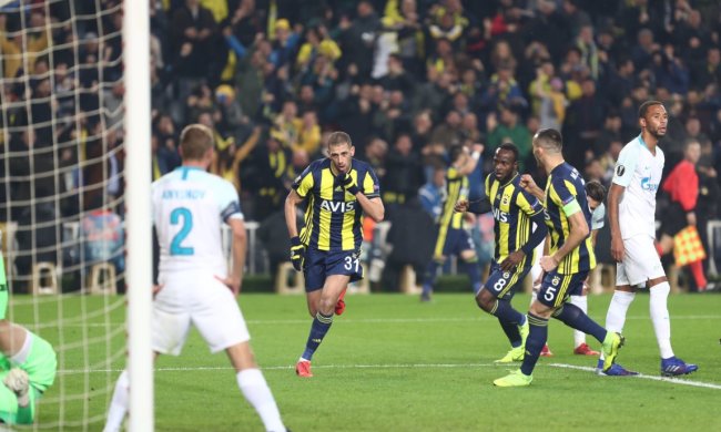 Фенербахче виграв у Зеніта, Ракицький дебютував за пітерців з поразки та попередження