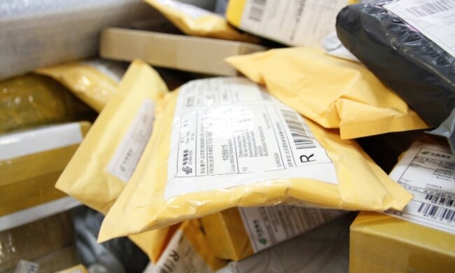 Митниця отримає право знищувати посилки українців