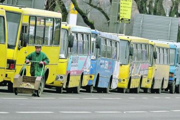 Уступать место или нет: в соцсетях развернулись настоящие баталии