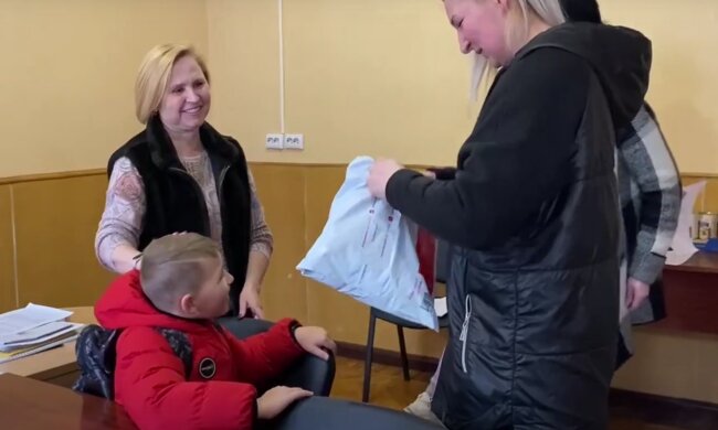 Допомога українцям із дітьми. Фото: скрін youtube