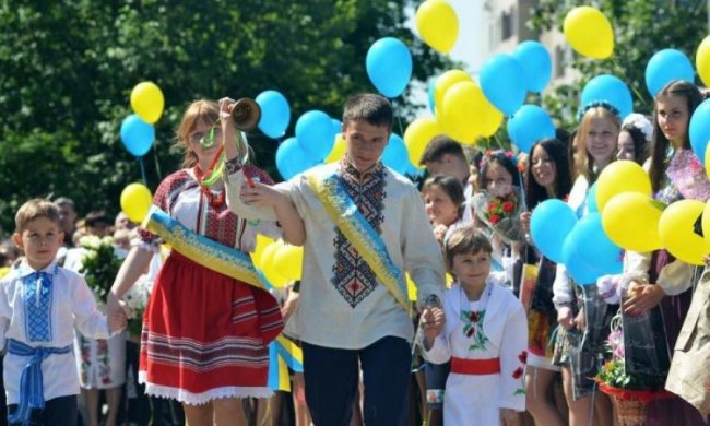 Дикая бабка с Донбасса чуть не убила выпускницу за фото: видео