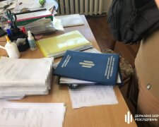 Посадовець організовував ухилянтам виїзд закордон. Фото ДБР