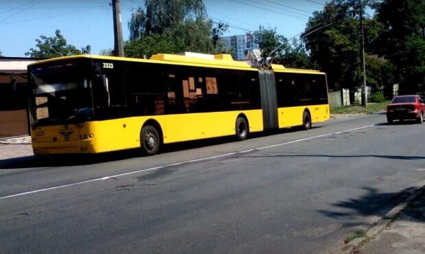 Тролейбус, Київ; скріншот з відео