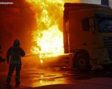 ГСЧС ликвидирует пожар после атаки дронов на Броварской район