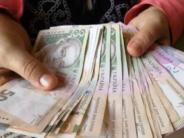 Мінімальна пенсія: гривні в руках пенсіонера