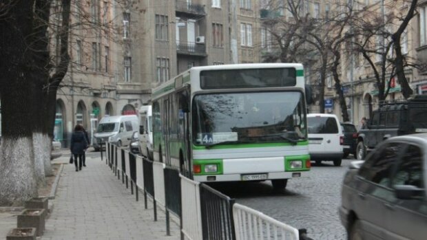 "Сердце в пятки скатилось": во Львове обстреляли пассажирский автобус, - пассажиры онемели от ужаса