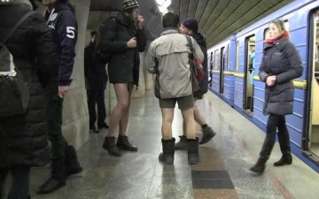 Царица спустилась в метро: странные пассажиры вызвали ажиотаж в сети