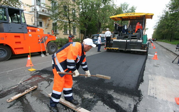 У Дніпрі ремонтують дороги: де можуть бути затори і перекриття