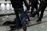 Півсотні людей влаштували масову бійку в одеському суді, поліція заявляє про "гастролерів": відео мордобою