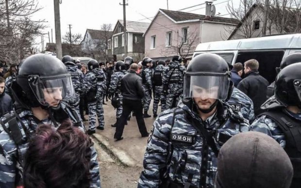 Никого не подпускают: оккупанты переворачивают дома крымских активистов