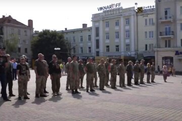 Тернополь вышел на Марш Защитников - военные с флагами и женщины с цветами: "С днем рождения, родная!"