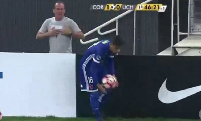 Во время матча чемпионата Бразилии по футболу симулировал болбой