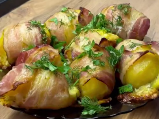 Картофель с беконом, запеченный в духовке, кадр из видео