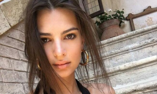 Пом'ята Ратаковскі засвітила груди на ліжку: фото