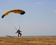 Убивчий екстрим: дівчина стрибнула з парашутом, і от що з нею сталося
