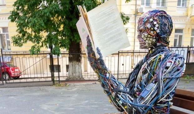 Секретный дворик: в Киеве восстановят скульптуру читающего робота (фото)