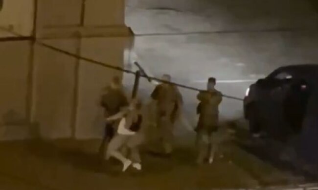 Жесткая мобилизация вернулась: во Львове силой "упаковывают" мужчин, вырваться нет шансов