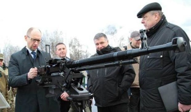 Полторак нагородив Яценюка "зброєю гангстерів"