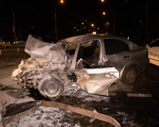 Розвернуло на 180 градусів, язики полум'я перетворили авто на факел: жахлива ДТП у Києві потрапила на відео