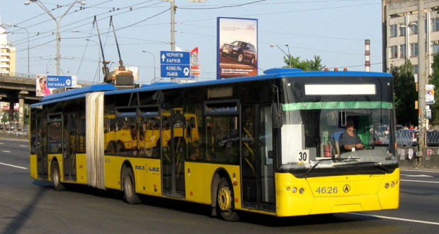 Люди выпрыгивали на ходу: в Киеве переполненный троллейбус переломился пополам