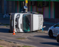 Покалічених дніпрян відвезли в реанімацію, не поділили дорогу: два легковики - вщент