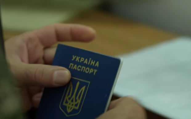Второй паспорт не освободит от мобилизации: ТЦК объяснил правила выезда для мужчин 25–60 лет