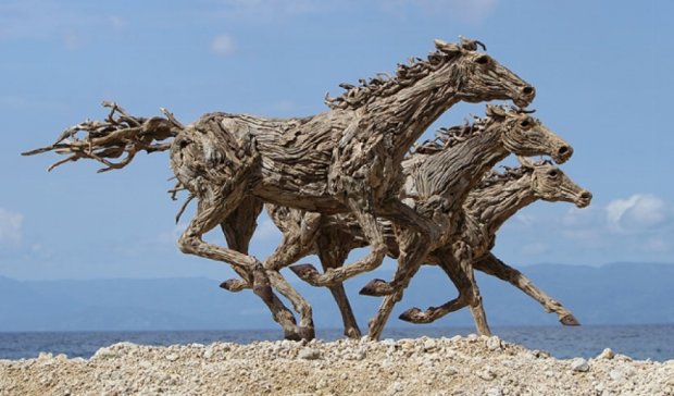 Гигантские драконы и грациозные лошади: потрясающие скульптуры из коряг (фото)