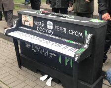 У Львові під суд принесли піаніно для Зеленського: "Читай Сосюру перед сном"