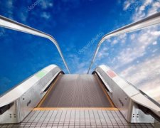 Такого в метро не побачиш: стерильні поручні від відомої компанії