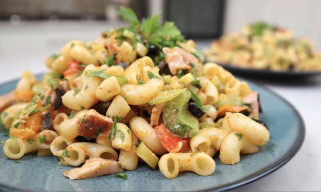 Салат из макарон с курицей и перцем: фото скрин Ютуб
