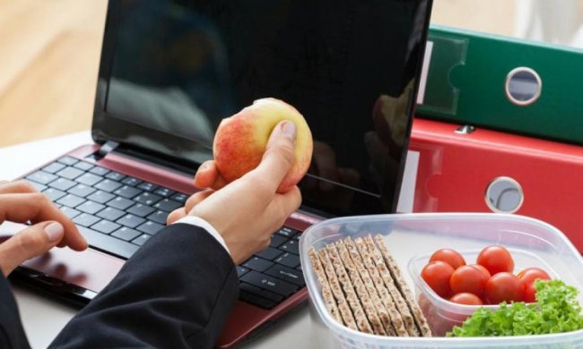 Офисная диета: как не поправиться на работе