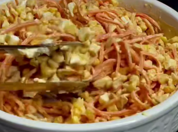 Салат с копченым сыром и морковкой по-корейски, кадр из видео