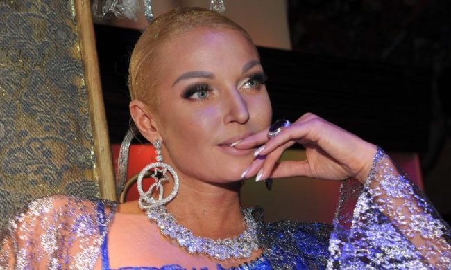 Волочкова в чулках уселась на коленки бизнесмену: просто друзья